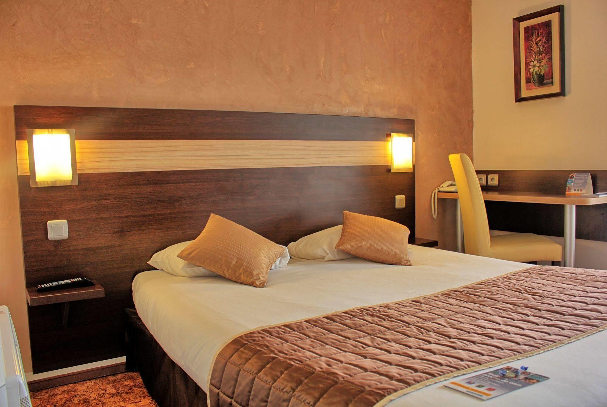 Contact Hotel Restaurant La Chaumiere Entre Orgeval Et Flins A13 Sortie 8 Ле Мюро Екстериор снимка