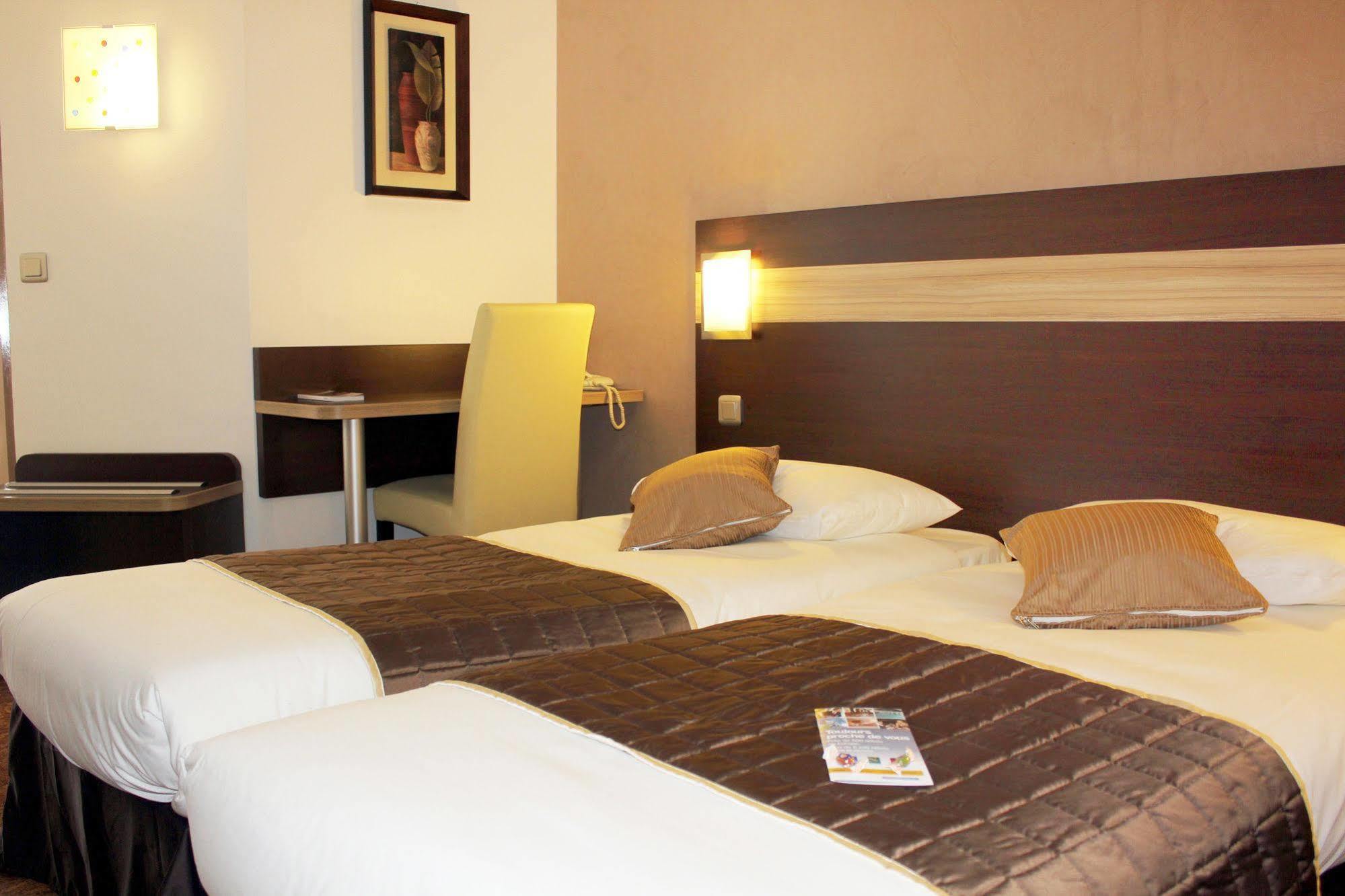 Contact Hotel Restaurant La Chaumiere Entre Orgeval Et Flins A13 Sortie 8 Ле Мюро Екстериор снимка